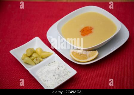 Portion de soupe de crème de lentilles maison dans la vue du dessus de l'assiette Banque D'Images