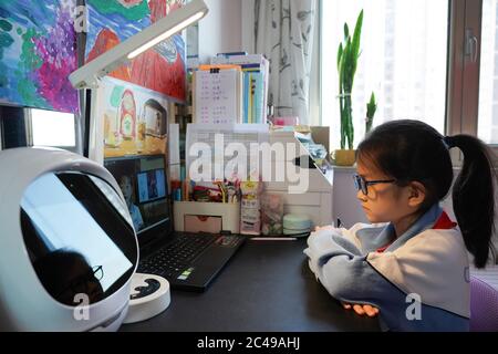 (200625) -- BEIJING, 25 juin 2020 (Xinhua) -- Ma Zihan, troisième élève d'une école primaire du district de Chaoyang, assiste à une réunion en ligne de classe à Beijing, capitale de la Chine, le 13 avril 2020. POUR ALLER AVEC LES TITRES DE XINHUA DU 25 JUIN 2020 (Xinhua/Ju Huanzong) Banque D'Images