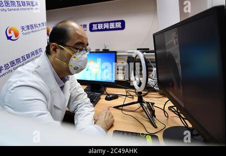 (200625) -- BEIJING, 25 juin 2020 (Xinhua) -- UN travailleur médical de l'Hôpital général de l'Université médicale de Tianjin mène une enquête en ligne par téléphone portable à Tianjin, dans le nord de la Chine, le 3 mars 2020. POUR ALLER AVEC LES TITRES DE XINHUA DU 25 JUIN 2020 (Xinhua/Li Ran) Banque D'Images