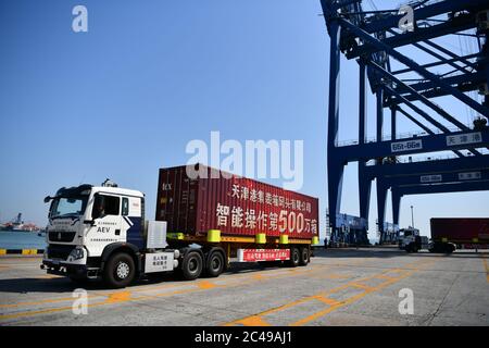 (200625) -- BEIJING, le 25 juin 2020 (Xinhua) -- le camion-conteneur électrique sans conducteur chargé de têtes de conteneurs pour le quai du port de Tianjin, dans le nord de la Chine, Tianjin, le 26 septembre 2019. POUR ALLER AVEC LES TITRES DE XINHUA DU 25 JUIN 2020 (Xinhua/Li Ran) Banque D'Images