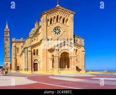 Basilique du sanctuaire national de la Sainte Vierge de Ta' Pinu à Gharb sur l'île de Gozo, Malte. Banque D'Images