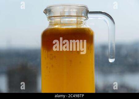 Carafe en verre avec compote de l'argousier dans la cuisine. Fait maison. Faible profondeur de champ. Banque D'Images