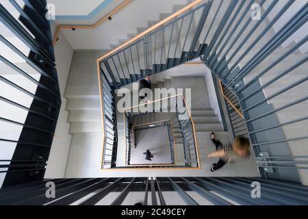 25 juin 2020, Saxe, Dresde: Les visiteurs de l'ouverture de 22 appartements nouvellement construits marchent le long de l'escalier du bâtiment résidentiel. Aujourd'hui, la Dresdner Wohnungsbaugesellschaft 'Wohnen in Dresden' (WID), propriété de la ville, a repris le premier immeuble résidentiel financé par des subventions de l'État libre. Les 22 logements sociaux nouvellement construits ont été subventionnés avec 1.04 millions d'euros par l'État libre de Saxe, selon la directive "Gebundener Mietwohnraum" (logements locatifs liés). Cela signifie que WID commence à construire son propre stock de logements sociaux. Photo: Robert Michael/dpa-Zentralbild/dpa Banque D'Images