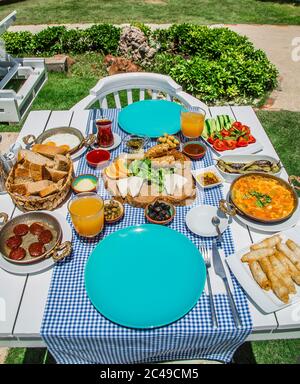 Concept promotion petit déjeuner dans l'hôtel, savoureux oeuf Benedict, petit déjeuner turc et français, thé et jus d'orange. Près de la piscine Banque D'Images