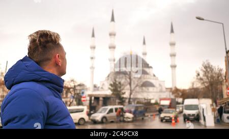 Touriste en hiver sur fond de mosquée à Ankara. Banque D'Images