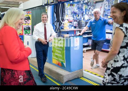 Le chef du travail Keir Starmer (deuxième à gauche) et le chancelier fantôme Anneliese Dodds (à droite) lors d'une visite sur le marché intérieur de Stevenage, dans le Hertfordshire, pour discuter de la reprise économique dans le sillage de la COVID 19. Banque D'Images