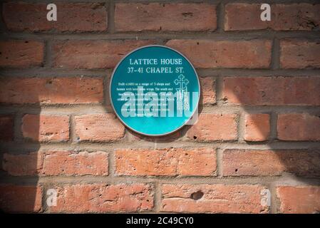 Lattice House Kings Lynn, vue d'une plaque d'information sur le mur de Lattice House, une auberge du XVe siècle située dans Chapel Street à King's Lynn, Royaume-Uni Banque D'Images