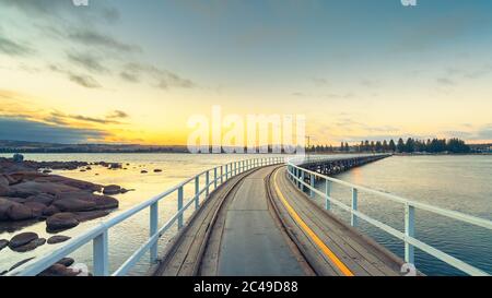 Victor Harbor Causeway sans personne au crépuscule vue de l'autre côté du golfe Banque D'Images