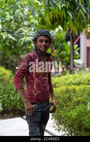 Jeune homme indien travaillant sur le chantier avec masque médical sur son visage pour prévenir de virus et de poussière, Ghaziabad, Inde, juin 2020 Banque D'Images