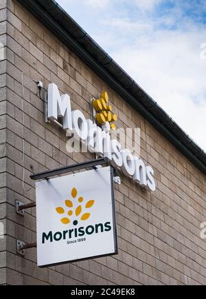 Panneau et logo sur le côté d'un supermarché Morrisons, Royaume-Uni Banque D'Images