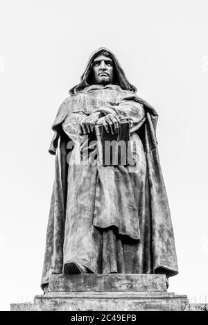 Statue de Giordano Bruno sur Campo de Fiori, Rome, Italie. Image en noir et blanc. Banque D'Images