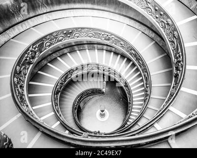 CITÉ DU VATICAN - 07 MAI 2018 : escalier en colimaçon dans les musées du Vatican, Cité du Vatican. Image en noir et blanc. Banque D'Images