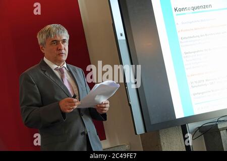 25 juin 2020, Hambourg: Ferenc John, chef du Bureau fédéral d'enquête sur les accidents maritimes (BSU), discute des conséquences possibles de l'accident du «MSC Zoe» lors d'un événement de presse. Un an et demi après l'accident du navire à conteneurs, le Bureau fédéral d'enquête sur les accidents maritimes a présenté son rapport final. Le navire, naviguant sous le drapeau du Panama, près de 400 mètres de long et 59 mètres de large avec 8,000 conteneurs à bord, avait perdu 342 conteneurs dans la mer du Nord orageux pendant la nuit du 2 janvier 2019, lors du voyage du Portugal à Bremerhaven. Photo: Jonas Klüter/dpa Banque D'Images