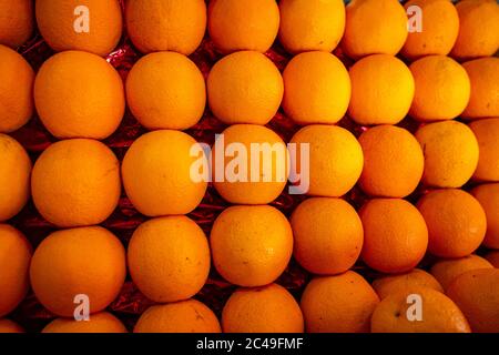 Orange joliment arrangé sur le marché pour la vente. Les agrumes sont une source très riche de vitamine A et de vitamine C qui aide à la perte de poids et à stimuler le système immunitaire. Banque D'Images