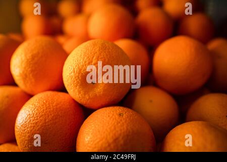 Orange joliment arrangé sur le marché pour la vente. Les agrumes sont une source très riche de vitamine A et de vitamine C qui aide à la perte de poids et à stimuler le système immunitaire. Banque D'Images