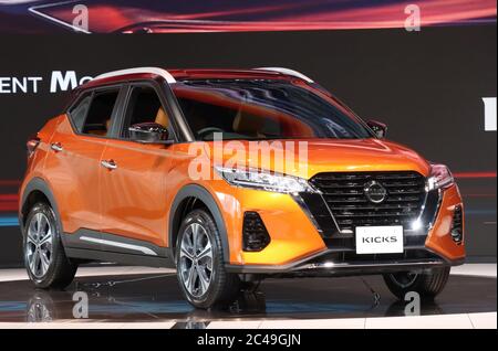 Yokohama, Japon. 25 juin 2020. Le géant automobile japonais Nissan Motor présente le nouveau véhicule multisegment compact « Kicks » dans la salle d'exposition de la société à Yokohama, banlieue de Tokyo, le jeudi 25 juin 2020. Les baskets sont équipées d'un système d'entraînement e-Power qui comporte un moteur électrique qui entraîne ses roues avant tandis qu'un moteur à essence génère de l'électricité pour le moteur. Crédit: Yoshio Tsunoda/AFLO/Alay Live News Banque D'Images