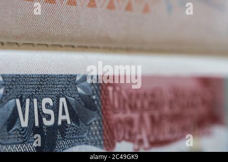 Gros plan d'un passeport ouvert montrant la partie supérieure d'un visa américain Banque D'Images