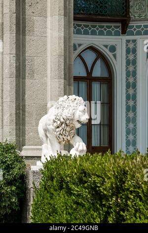 Sculpture d'un lion dans le palais Vorontsov, Alupka, Crimée Banque D'Images