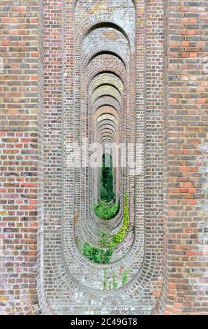 Chappel, Essex, 21/07/2014 le viaduc de Chappel, construit en briques, est un viaduc ferroviaire qui traverse la rivière Colne dans la vallée de Colne, dans l'Essex, en Angleterre. JE Banque D'Images