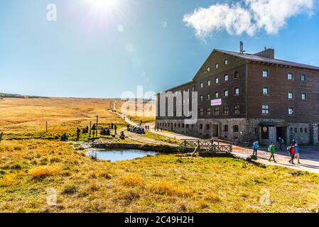 Touristes à Lucni Bouda le jour d'automne ensoleillé dans les montagnes Giant, parc national de Krkonose, République tchèque. Banque D'Images