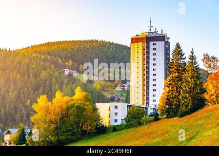 Haut bâtiment moderne dans le centre de Pec pod Snezkou dans les montagnes géants, parc national de Krkonose, République tchèque. Banque D'Images