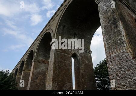 Chappel, Essex, 21/07/2014 le viaduc de Chappel, construit en briques, est un viaduc ferroviaire qui traverse la rivière Colne dans la vallée de Colne, dans l'Essex, en Angleterre. JE Banque D'Images