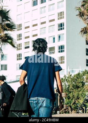 Tel Aviv Israël 18 janvier 2019 vue de personnes israéliennes inconnues marchant dans les rues de tel Aviv dans l'après-midi Banque D'Images