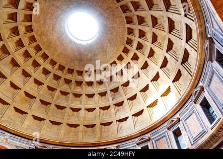 Plafond monumental du Panthéon - église et ancien temple romain, Rome, Italie. Banque D'Images