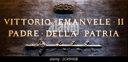 ROME, ITALIE - 05 MAI 2019 : tombe du roi Vittorio Emanuele II au Panthéon, Rome Italie. Vue détaillée de l'inscription. Banque D'Images