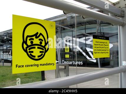 L'aéroport de Londres Southend a rendu leur terminal Covid-19 sécurisé par des revêtements de visage obligatoires et uniquement les passagers dont les vols sont autorisés en juin 2020 Banque D'Images