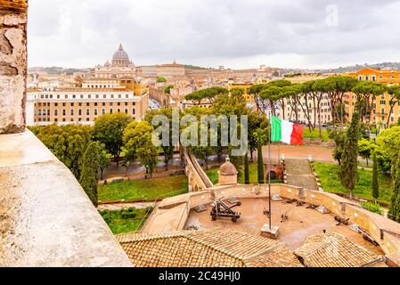 Passetto di Borgo - passage surélevé vers la Cité du Vatican. Vue depuis les murs fortifiés du Castel Sant'Angelo. Rome, Italie. Banque D'Images