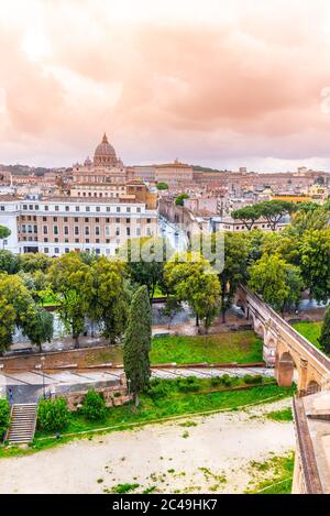 Passetto di Borgo - passage surélevé vers la Cité du Vatican. Vue depuis les murs fortifiés du Castel Sant'Angelo. Rome, Italie. Banque D'Images