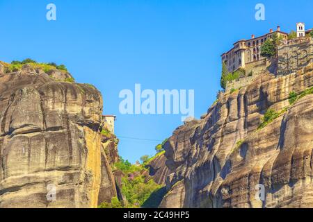 Vue sur le monastère orthodoxe de Varlaam à Meteora, Grèce sur le rocher de haute montagne et le ciel bleu Banque D'Images