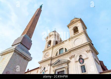 L'église Trinita dei Monti au sommet des marches espagnoles à Rome, en Italie. Banque D'Images