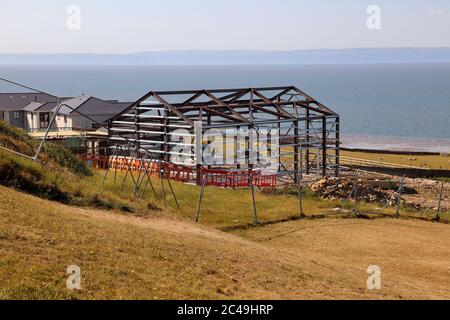 Le squelette d'acier du bâtiment qui deviendra l'Ogmore par la salle de village de mer adjacente à la route principale et incorporant l'ancien bloc de toilettes. Banque D'Images