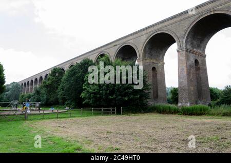 Chappel, Essex, 21/07/2014 le viaduc de Chappel, construit en briques, est un viaduc ferroviaire qui traverse la rivière Colne dans la vallée de Colne, dans l'Essex, en Angleterre. JE Banque D'Images