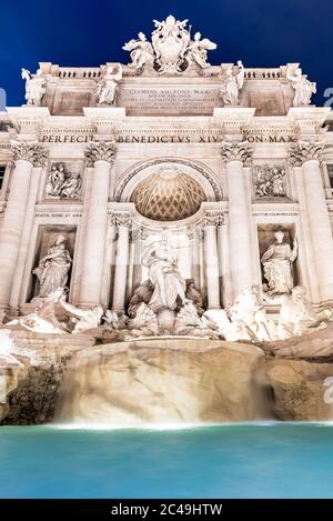 Fontaine de Trevi, italienne : fontaine de Trevi, illuminée de nuit à Rome, Italie