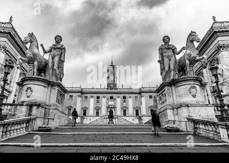 Michel-Ange Capitoline se trouve sur la Piazza Campidoglio, sur la colline du Capitole, à Rome, en Italie. Image en noir et blanc. Banque D'Images