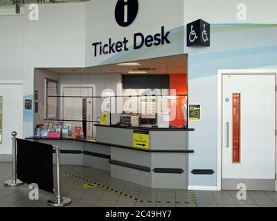 L'aéroport de Londres Southend a rendu leur terminal Covid-19 sécurisé en juin 2020 en plaçant des écrans en verre perspex au guichet d'information des billets Banque D'Images