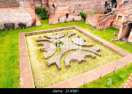 Cour inférieure à Domus Augustana. Ruines antiques sur le Mont Palatin, Rome, Italie. Banque D'Images