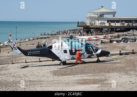 Worthing UK 25 juin 2020 - une ambulance aérienne atterrit aujourd'hui sur la plage de Worthing, alors qu'elle assiste à un incident avec les services d'urgence. La police a dit qu'une femme qui croyait être dans ses années 50 est morte après avoir subi un incident médical sur la plage : crédit Simon Dack / Alamy Live News Banque D'Images