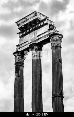 Temple de Castor et Pollux, italien : Tempio dei Dioscuri. Ruines antiques du Forum romain, Rome, Italie. Vue détaillée. Image en noir et blanc. Banque D'Images