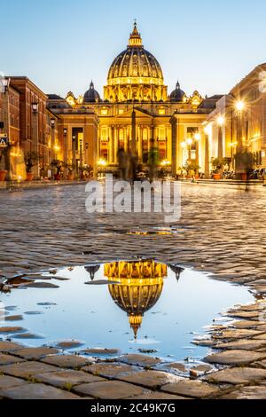 Vatican de nuit. Dôme illuminé de la basilique St Peters et de la place St Peters. Groupe de touristes sur via della Conciliazione. Rome, Italie. Banque D'Images