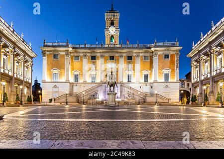 Piazza del Campidoglio sur la colline du Capitole de nuit avec la statue équestre de Marcus Aurelius. Rome, Italie- Banque D'Images