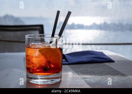 Dose de délicieux thé glacé avec de la glace et une tranche de citron dans un verre avec deux pailles Banque D'Images