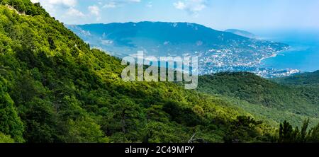 Vue sur Yalta depuis le mont ai Petri, Crimée Banque D'Images