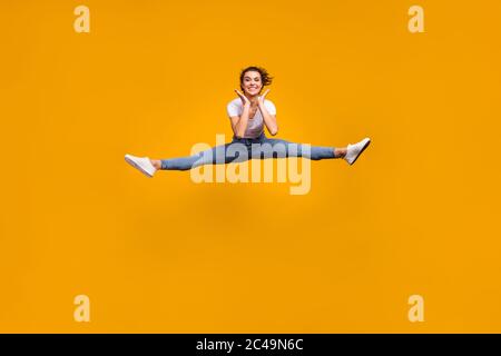 Pleine longueur corps vue de sa belle belle attrayante sportive slender gai gai gaie fille saut faire l'exercice ficelle ayant l'amusement isolé sur Banque D'Images