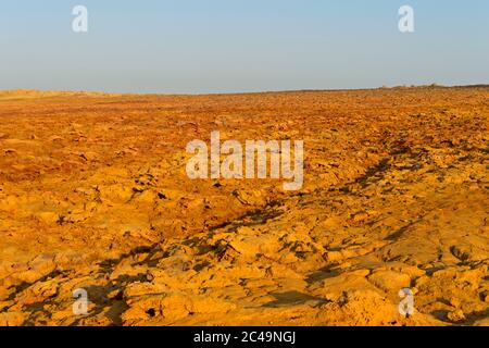 Terre volcanique brun rouge avec une forte concentration d'oxyde de fer dans la zone géothermique de Dallol, dépression de Danakil, triangle Afar, Éthiopie Banque D'Images