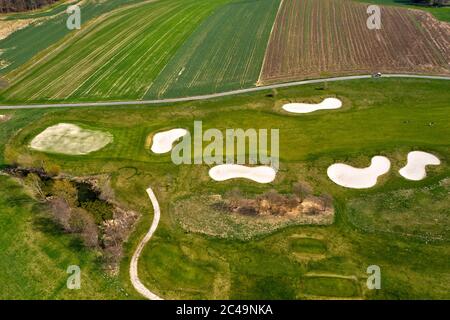 Parcours de golf avec bunkers, fairway et green à côté des terres agricoles, Golf Parc signal de Bougy, Bougy-Villars, Suisse Banque D'Images