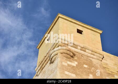 CITTADELLA, GOZO, MALTE - 11 octobre 2014 : partie des murs de défense en calcaire, bastions et tours de surveillance de l'ancienne cité de Cittadella après restauration Banque D'Images